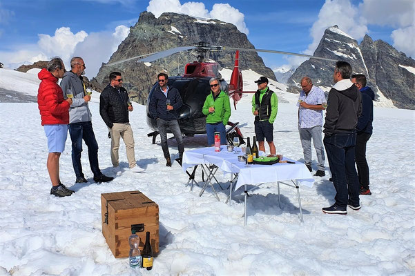 Elite Flights, EC 130 T2, HB-ZVD, Helikopterflug, Alpenflug mit Gletscherlandung, Firmenausflug, Team Events, Gletscherapéro, Petersgrat