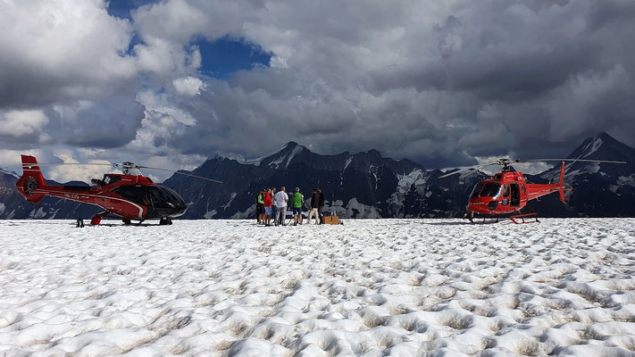 Elite Flights, HB-ZPF, AS 350 B2 Ecureuil, HB-ZVD, EC 130 T2, Alpenrundflug mit Gletscherlandung, Alpenflug, Helikopterflug,  Gletscherflug, Gletscherapéro, Petersgrat