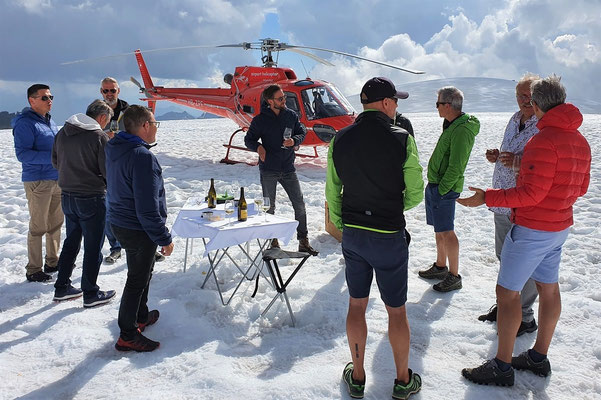 Elite Flights, AS 350 B2 Ecureuil, HB-ZPF,  Helikopterflug, Alpenflug mit Gletscherlandung, Firmenausflug, Team Events, Gletscherapéro, Petersgrat