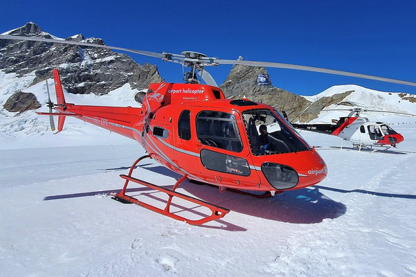 Elite Flights, AS 350 B2 Ecureuil, HB-ZPF, Alpenrundflug mit Gletscherlandung, Alpenflug, Helikopterflug,  Gletscherflug, Gletscherapéro, Jungfraujoch, Top of Europe