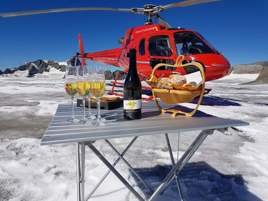Elite Flights, HB-ZPF, AS 350 B2 Ecureuil, Alpenrundflug mit Gletscherlandung, Helikopterflug,  Gletscherflug, Gletscherapéro, Hüfifirn