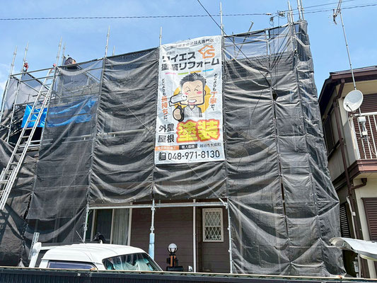 コロニアルネオ屋根カバーリング現場の全景(越谷市の塗装会社)