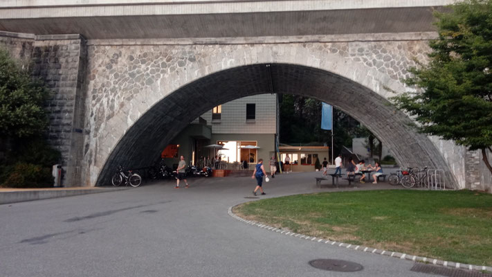 der Eisenbahnbrücke am Genfer See