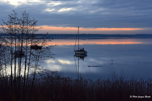 Le soleil se lève sur le lac de Lacanau