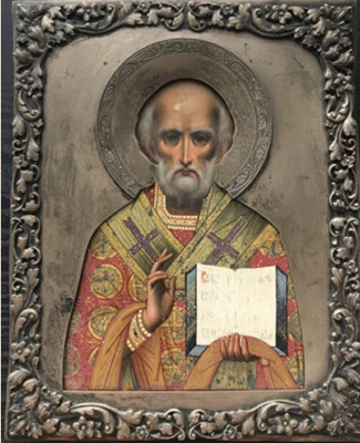 Antike orthodoxe Ikone des Heiligen Nikolaus von Myra mit Segengestus und Evangelienbuch, umrahmt von einem dekorativen Metallrahmen.