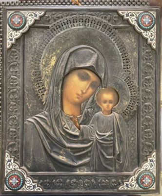 Ikone der Gottesmutter mit Kind im reich verzierten Silberoklad. Die fein gearbeitete Riza zeigt dekorative Ornamente und farbige Emaille in den Ecken.