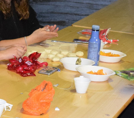 Eusi Spezialität Chäs im Pizzateig. Hüt mit dr Variante Chips im Teig. Öb das ächt guet isch???