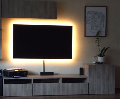 Beleuchteter Fernseher, Gesamtleistung 40W, LED-Band: 9,6W/m/2700K, Steuerung und Dimmung per Fernbedienung