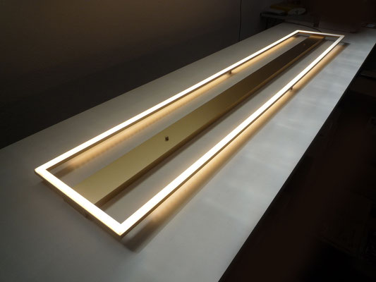 LED-Leuchte in Gold, Maße 1800x300mm, Gesamtleistung: 100,8W*