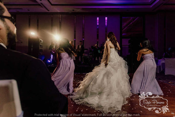 4. La novia junto a sus damas practicaron un baile