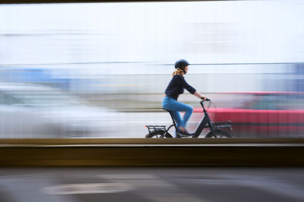 Mit dem E-Bike an den Messehallen. Foto Lars Schneider