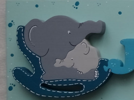 Elefantenmama mit Kind im Schaukelstuhl