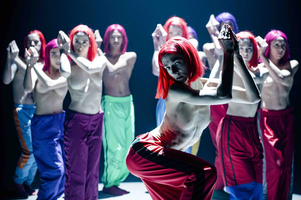 photo: Sylvie-Ann Paré | dancers: Motrya Kozbur, and in the background: Adrian W.S. Batt, Rose Gagnol, Clémentine Schindler, Jossua Collin Dufour, Valeria Galluccio, Paige Culley, Carol Prieur