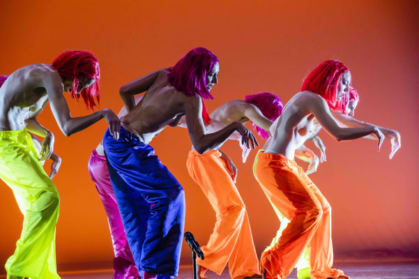 photo: Sylvie-Ann Paré | dancers: Valeria Galluccio, Carol Prieur, Paige Culley, Clémentine Schindler, Adrian W.S. Batt 