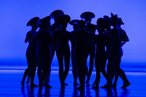 photo : Sylvie-Ann Paré | interprètes : Michael Baboolal, Adrian W.S. Batt, Justin Calvadores, Rose Gagnol, Valeria Galluccio, Luigi Luna, Carol Prieur, Sophie Qin, Celeste Robbins, Clémentine Schindler, Ana Van Tendeloo, Jérôme Zerges