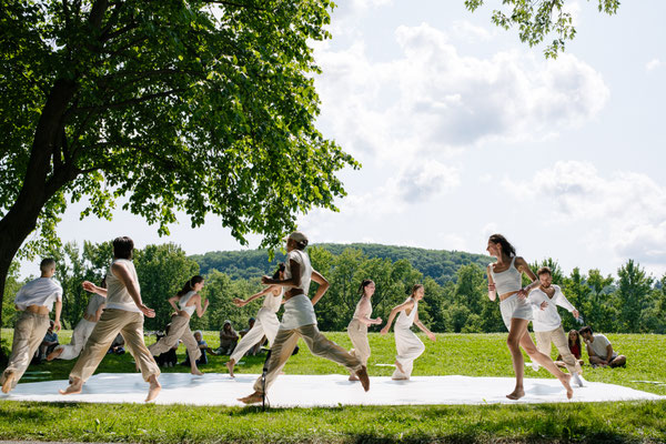 photo: André Rainville (@villedepluie) | dancers: Luigi Luna, Rose Gagnol, Clémentine Schindler, Motrya Kozbur, Michael Baboolal, Celeste Robbins, Carol Prieur, Adrian W.S. Batt, Valeria Galluccio, Jossua Collin Dufour