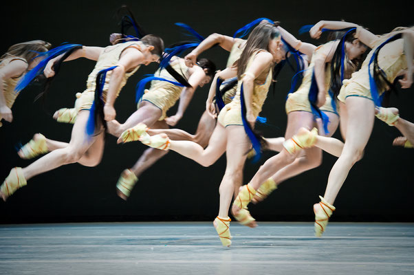 photo : Sylvie-Ann Paré | dancers : Megan Walbaum, Leon Kupferschmid, Mariusz Ostrowski, James Viveiros, Lucie Vigneault, Kimberley De Jong, Lucie Mongrain