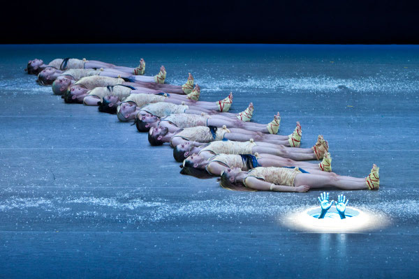 photo : Nicolas Ruel | dancers : Lucie Mongrain, Lucie Vigneault, Alexandre Jolicoeur, Gérard Reyes, Leon Kupferschmid, Manuel Roque, Dorotea Saykaly, Kimberley De Jong, Lucy M. May, Megan Walbaum