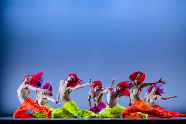 photo: Sylvie-Ann Paré | dancers: Clémentine Schindler, Motrya Kozbur, Valeria Galluccio, Luigi Luna, Adrian W.S. Batt, Paige Culley, Rose Gagnol