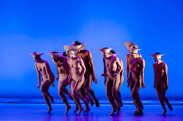 photo : Sylvie-Ann Paré | interprètes : Céleste Robbins, Adrian W.S. Batt, Clémentine Schindler, Michael Baboolal, Carol Prieur, Ana Van Tendeloo, Valeria Galluccio, Rose Gagnol