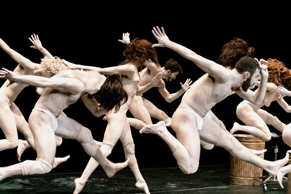 photo : Nicolas Ruel | dancers : Morgane Le Tiec, Sacha Ouellette-Deguire, Carol Prieur, Leon Kupferschmid, Sébastien Cossette-Masse, Megan Walbaum