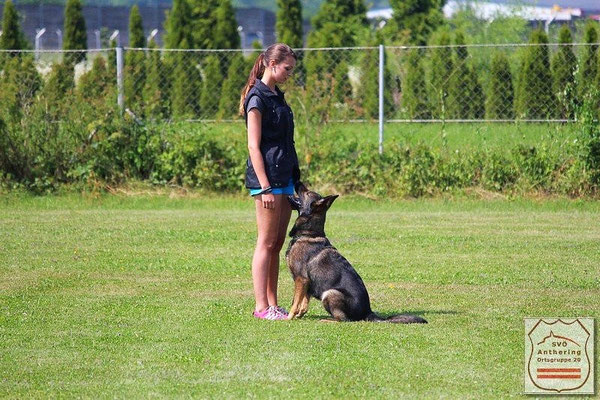 Julia Mittermaier mit Nanu von der Wolfskralle