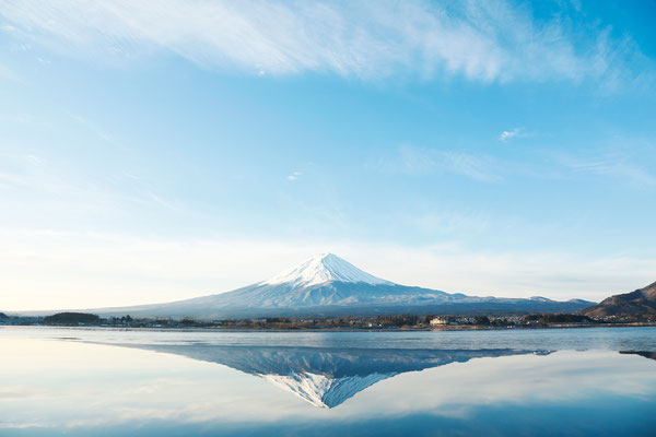 冬の河口湖から眺める富士山