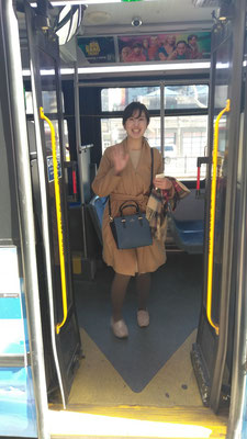 日系航空会社CAのSaoriさん。最近はヨーロッパ線乗務でニューヨークは久しぶりです～と。自由の女神行きバスに案内差し上げました。(2018年2月)