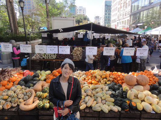 広島在住のAkoさん、色とりどりのかぼちゃが並ぶUnion SQのグリーンマーケットに案内差し上げました。（2015年10月)