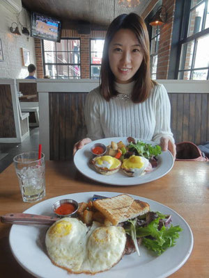 2015年6月に続いてプリヴェ2度目の成蹊大学のKotoさん（東京都在住）。食べるの飲むの大好きとスクリュードライバーが無料のエッグスベネディクトブランチに案内しました。（2016年2月）