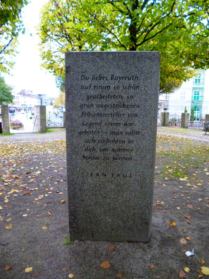 Jean-Paul-Gedenkstein vor dem Harmonie-Gebäude