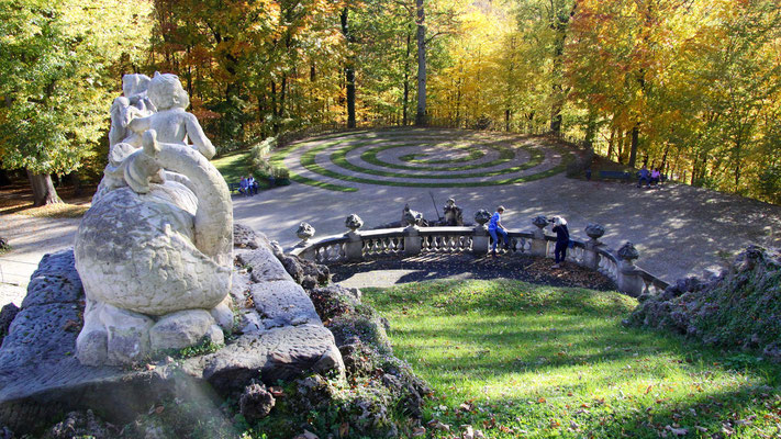 Blick auf die Rasenspirale im Schlosspark Fantaisie