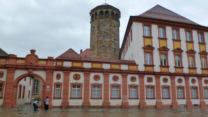 Mit im Gebäude-Ensemble: Altes Schloss/heute Finanzamt und der Stadtturm