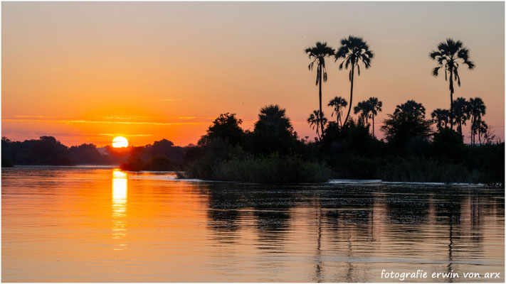 Sonnenaufgang über dem Sambesi-Fluss