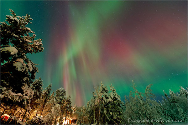 Nordlichter (Revontulet) über Äkäslompolo im finnischen Lappland