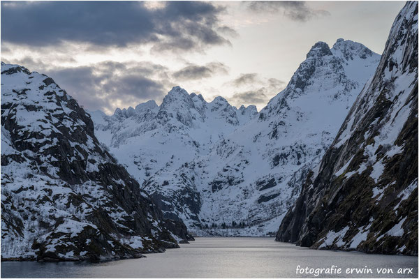 Blick in den 3km langen Trollfjord. Wegen Lawinengefahr wird er im Winter nicht befahren