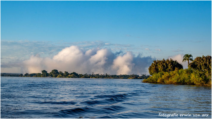 Die Gischtwolke der Victoriafalls ist von weitem zu sehen