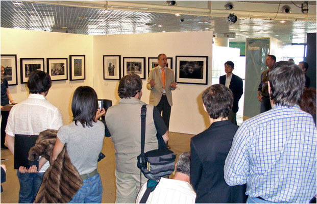 Eröffnung der Fotoausstellung durch den Sony World Photography Awards Direktor Scott Gray