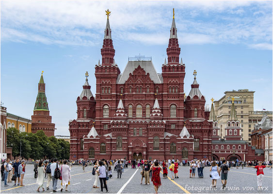 Moskau, roter Platz. Links Arsenalturm, mitte Historisches Museum, rechts Auferstehungstor