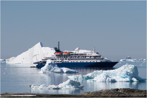 Die Sea Spirit ankert vor "Ilimanaq" in der Disco-Bucht, vorgesehen war "Ilulissat" da ist aber wegen der grossen Eismassen kein Durchkommen