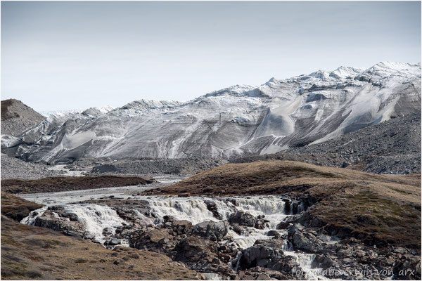 Der mächtige "Russell-Gletscher" türmt sich  vor uns auf