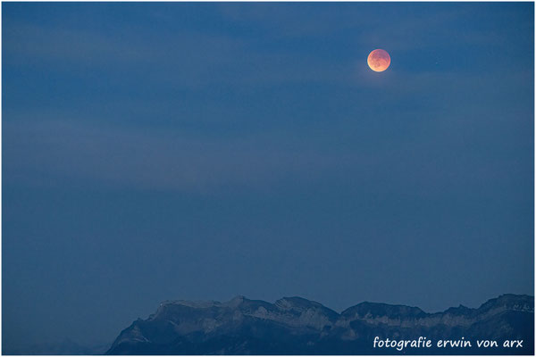 Blutmond (Mondfinsternis) über dem Pilatus