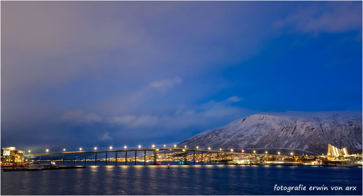 Beim Eindunkeln klärte das Wetter auf. Die Tromsøbrücke