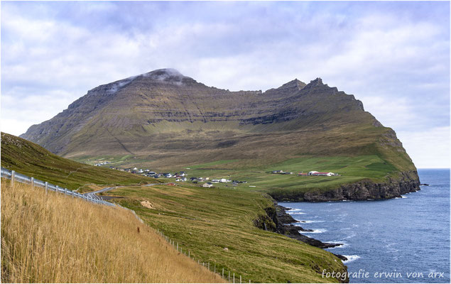 Vidareidi auf der Insel Vidoy unterhalb des höchsten Berges dem Villingadalsfjall (841m) der Färöer-Inseln