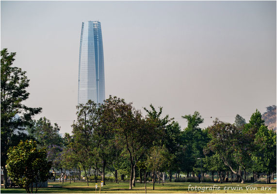 Nach einem vierzehnstündigem Flug von Paris erreichen wir Santiago de Chile. Das höchste Gebäude ist mit 300m der "Gran Torre Santiago"