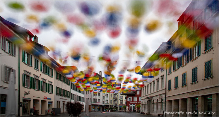 Das "Schirm-Dach" über der Kirchgasse in Olten bei Wind, Regen und Experimentierfreudigkeit