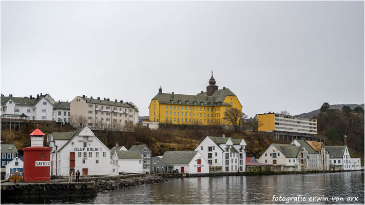 Das gelbe Gebäude ist die Aspøy Schule