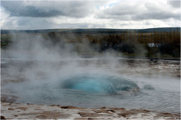 Island, Strokkur, die Blase wird schnell grösser