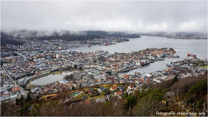 Blick auf Bergens Zentrum vom Fløen Aussichtsberg. Bergen ist die zweitgrösste Stadt Norwegens mit rund 285000 Einwohnern. An 248 Tagen gibt es Niederschlag