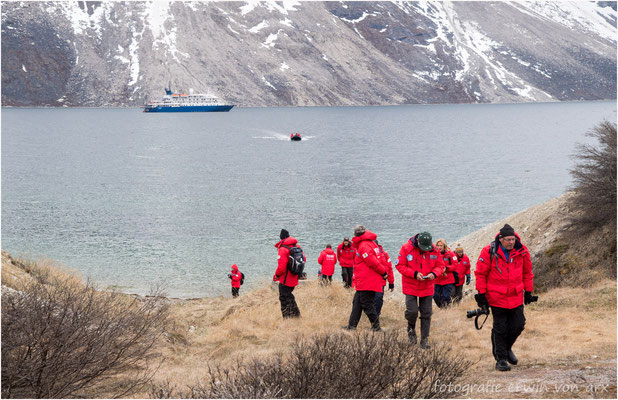 Wegen zu rauher See beschliesst die Expeditionsleiterin noch einen Tag im Nuukfjort zu bleiben